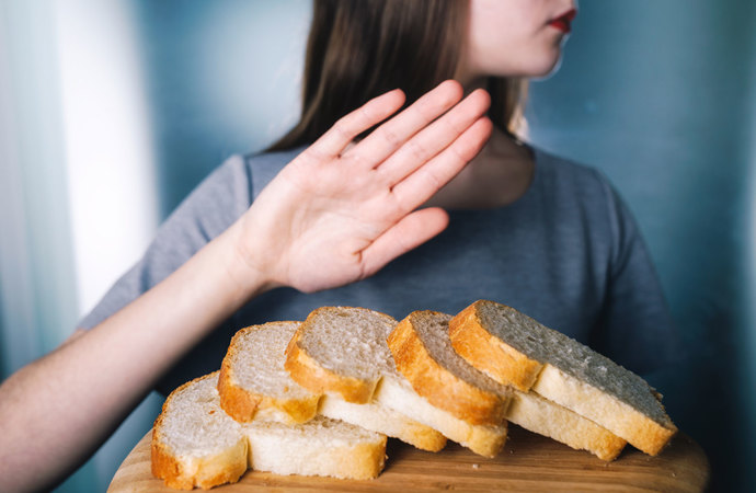 Kobieta z alergią na pszenicę